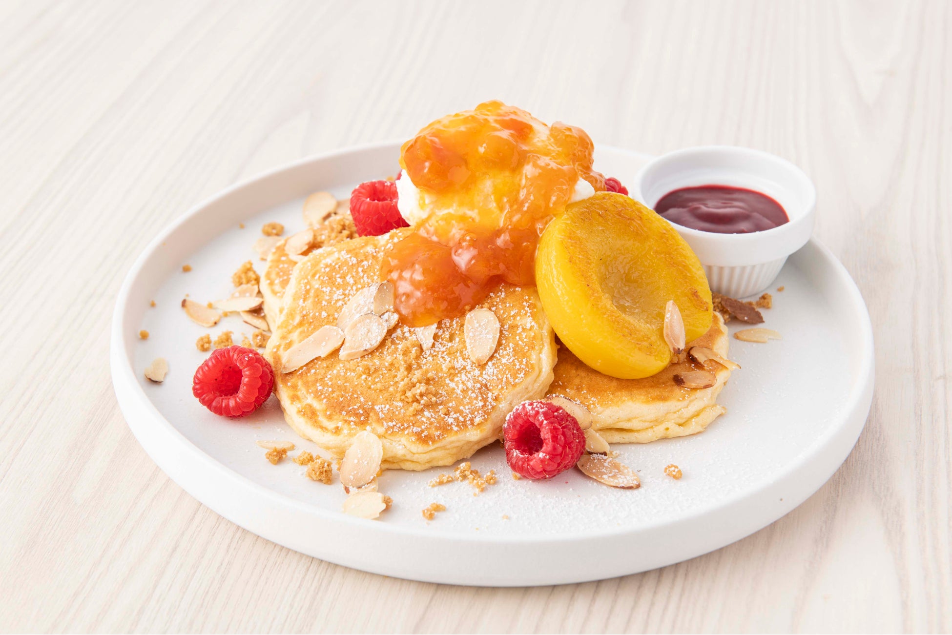 【初めてのおせち販売！】年末年始にふさわしい食材で贅を楽しむ二段重。バイヤー厳選の食材全22品。11月1日から札幌市内限定・150食限りのオンライン販売！早期予約特典も。