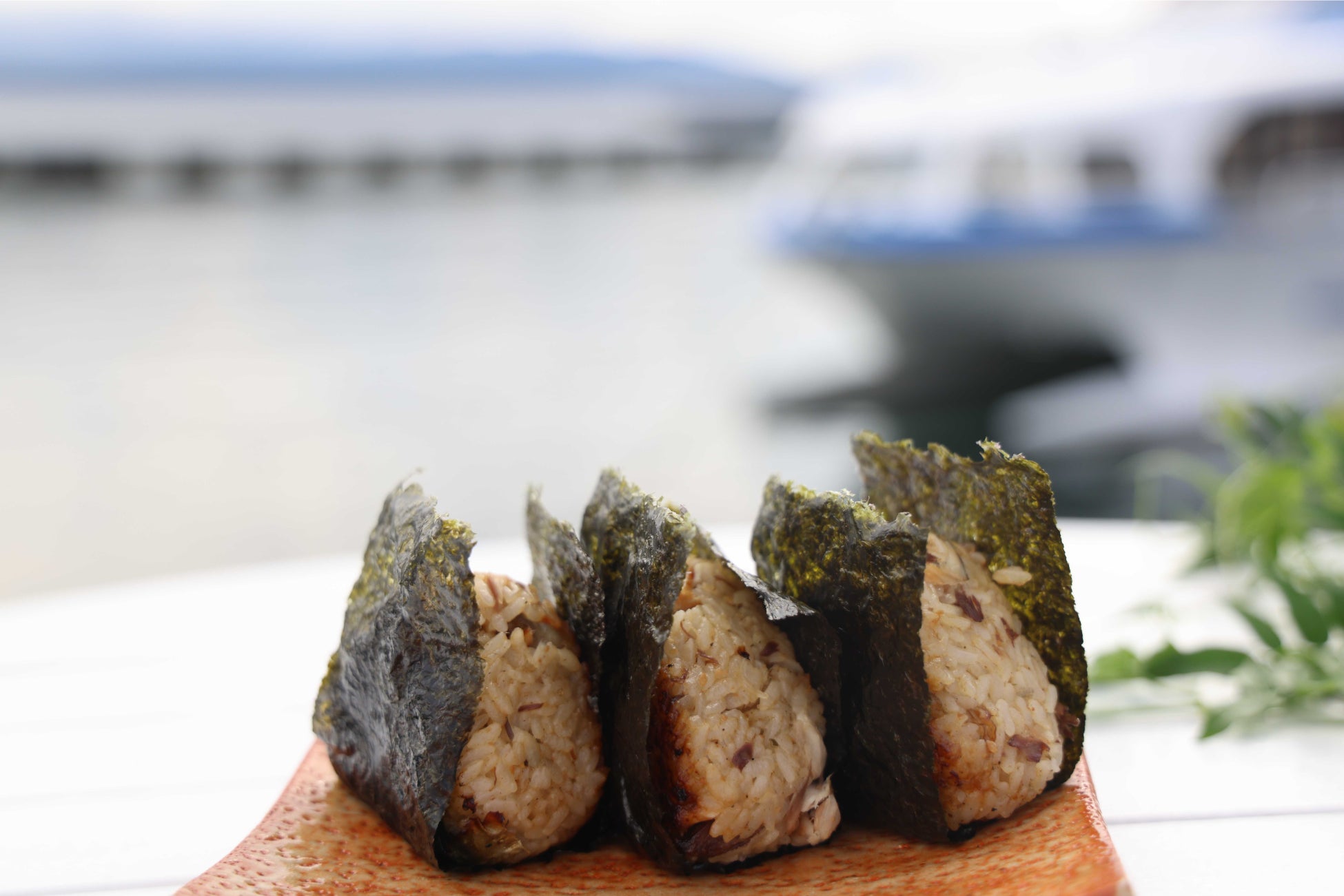 世界的人気の木版画家、川瀬巴水の『雪庭のサンタクロース』がラベルに――11⽉28⽇(⽉)昼12時より抽選販売開始!!