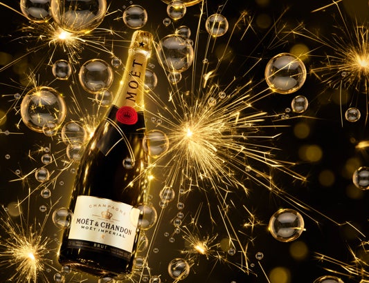 【椿サロン 銀座・赤レンガテラス】北海道バターが染みた紅玉りんごとはちみつレモンソースが絡み合う冬のデザート「北海道ほっとけーき 焼き林檎」が登場