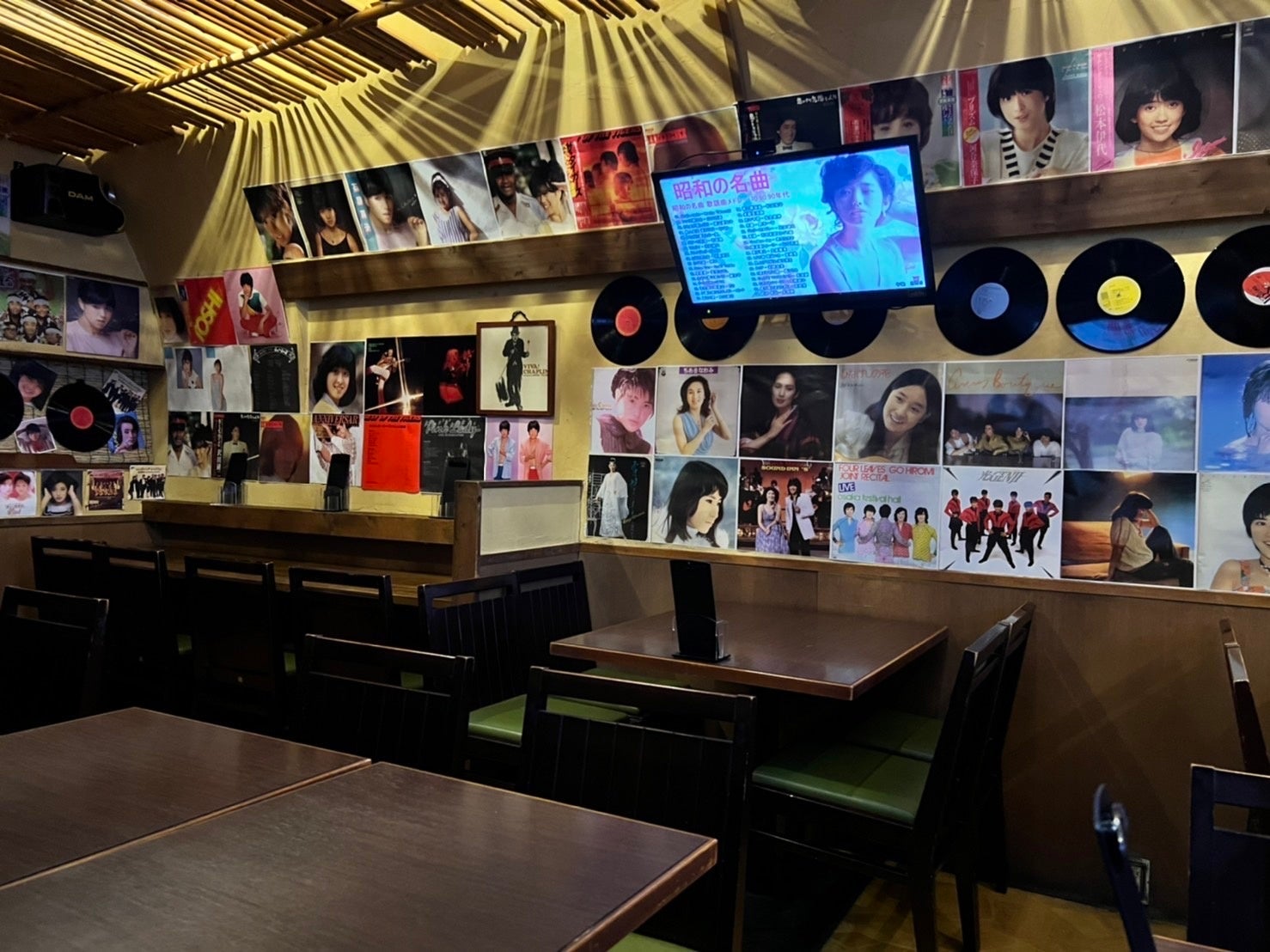 Z世代に人気のブランド「CHOOSY」との限定品発売を記念して話題のネオ大衆酒場「恋愛酒場メイ子」がクリスマス仕様に！