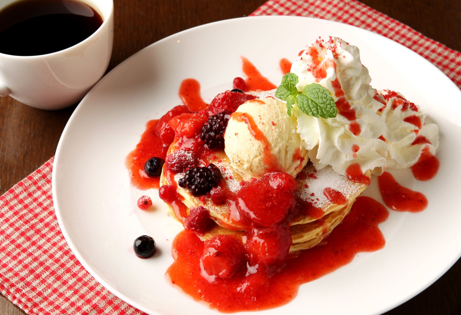 【札幌プリンスホテル】寒い季節がもっとも美味しい「苺」をふんだんに使用した「天空のアフタヌーンプレート」・「シメパフェ」を販売