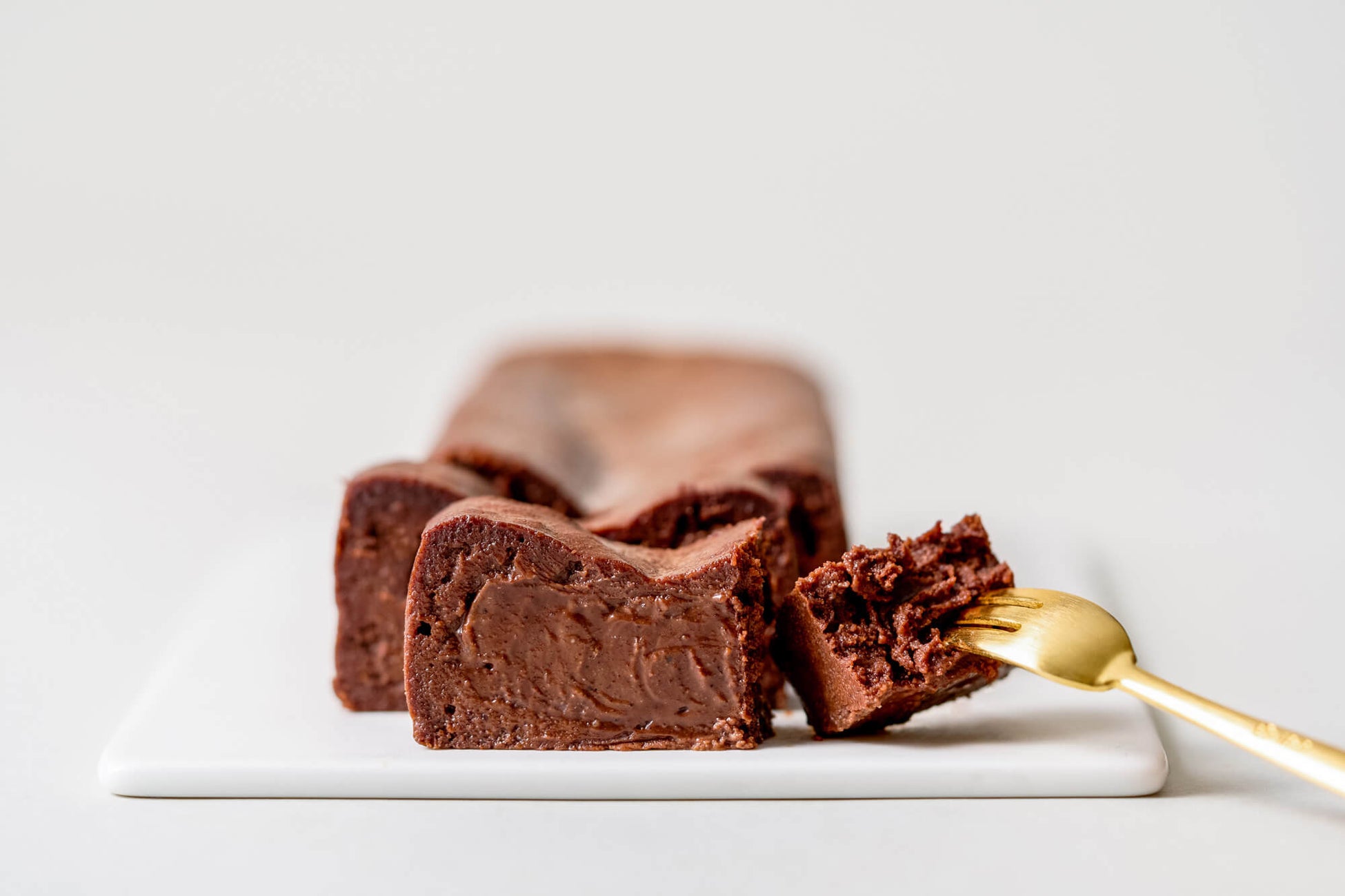 みちのくコカ・コーラボトリング、岩手県北上市と協働し、「展勝地さくら並木支援自動販売機」を北上市役所敷地内に設置