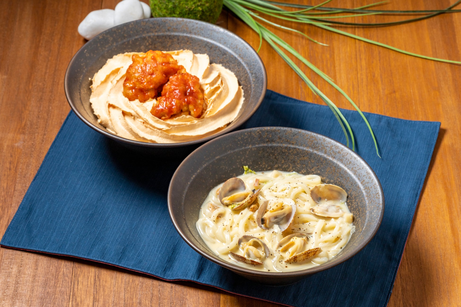 “地鶏つくね”を特製タルタルで味わう特別な恵方巻で＜南南東＞の方角に向かい2023年の幸せと健康を願おう！