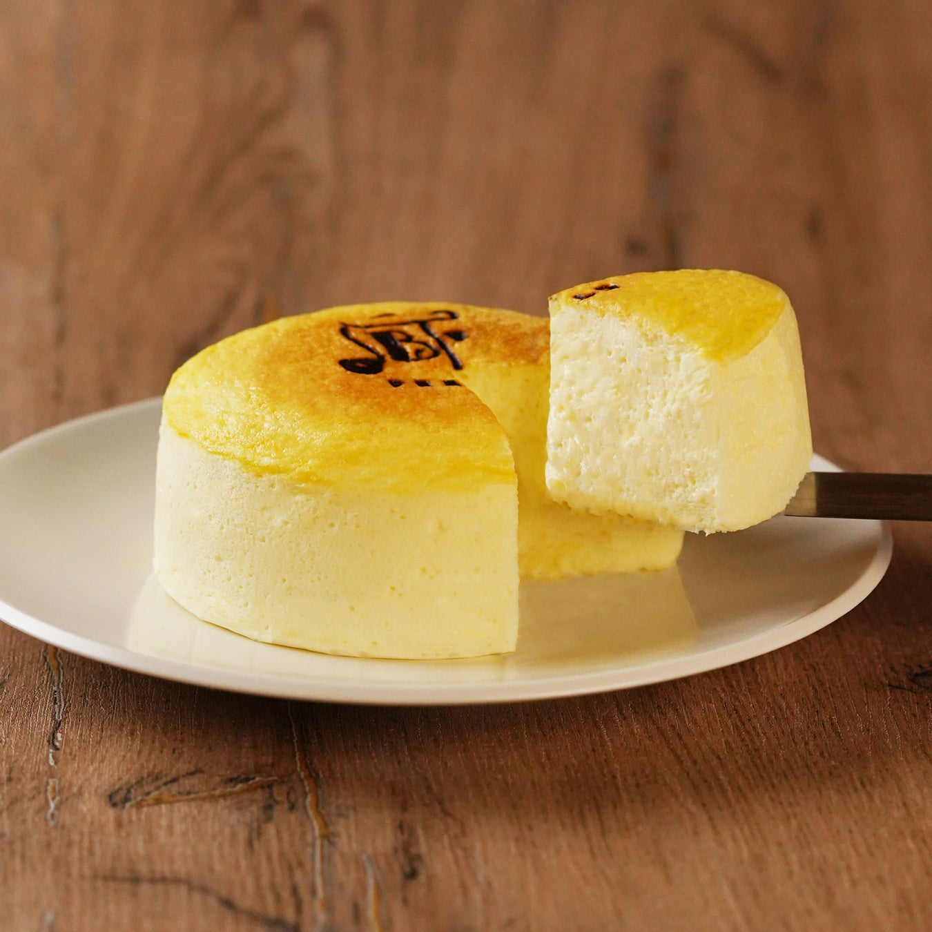 “チーズケーキの革命”、ここから。2月15日(水)より、PABLOから“極上のふわとろ食感”「パブロふわとろスフレチーズケーキ」が新発売！