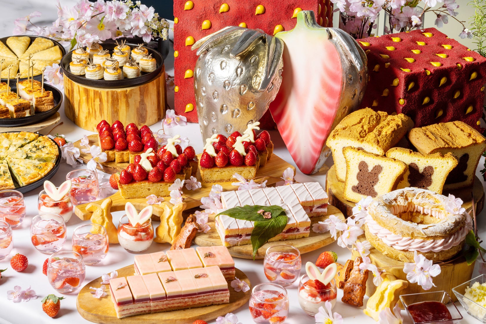 大好評のリラックマのスイーツブッフェに続いて、「ナイトスイーツブッフェ with コリラックマ」を２日間限定で開催！７年連続で「とちぎのいちご大使」に就任しているコリラックマを主役に。