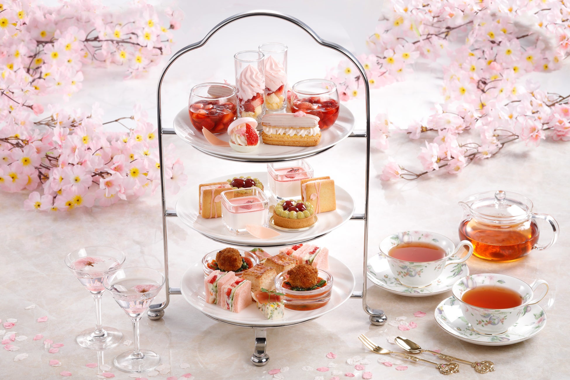 春らしい鮮やかなピンク色のケーキ「いちごのムースケーキ」　2月23日(木) エクセルシオール カフェで発売