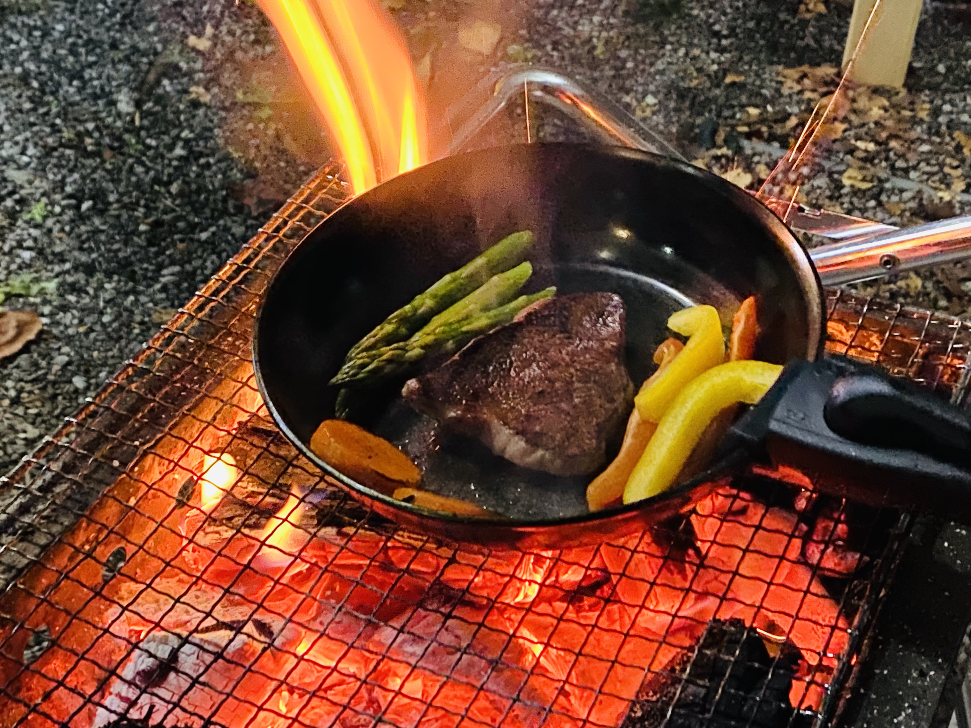 ソロキャンプを楽しむフライパン“ソロパン”　
お肉も一気に焼ける分厚さなのに取っ手が取れてコンパクトに！
Makuakeで2月26日(日)まで販売