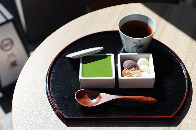 日本茶カフェ「八屋」に、抹茶好きにはたまらない新メニューが登場　濃厚な抹茶の口どけにこだわった『お濃茶ぷりん』新発売！ ~しっとりなめらかな食感が癖になる、当店自慢の抹茶のプリン~