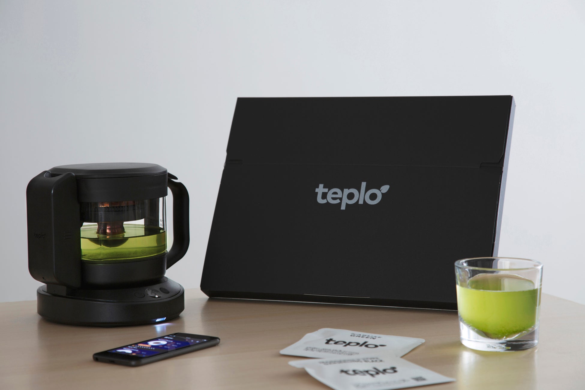 夜桜をバックに桜色のランタンが灯る「おいも夜桜スカイランタンフェスティバル」開催