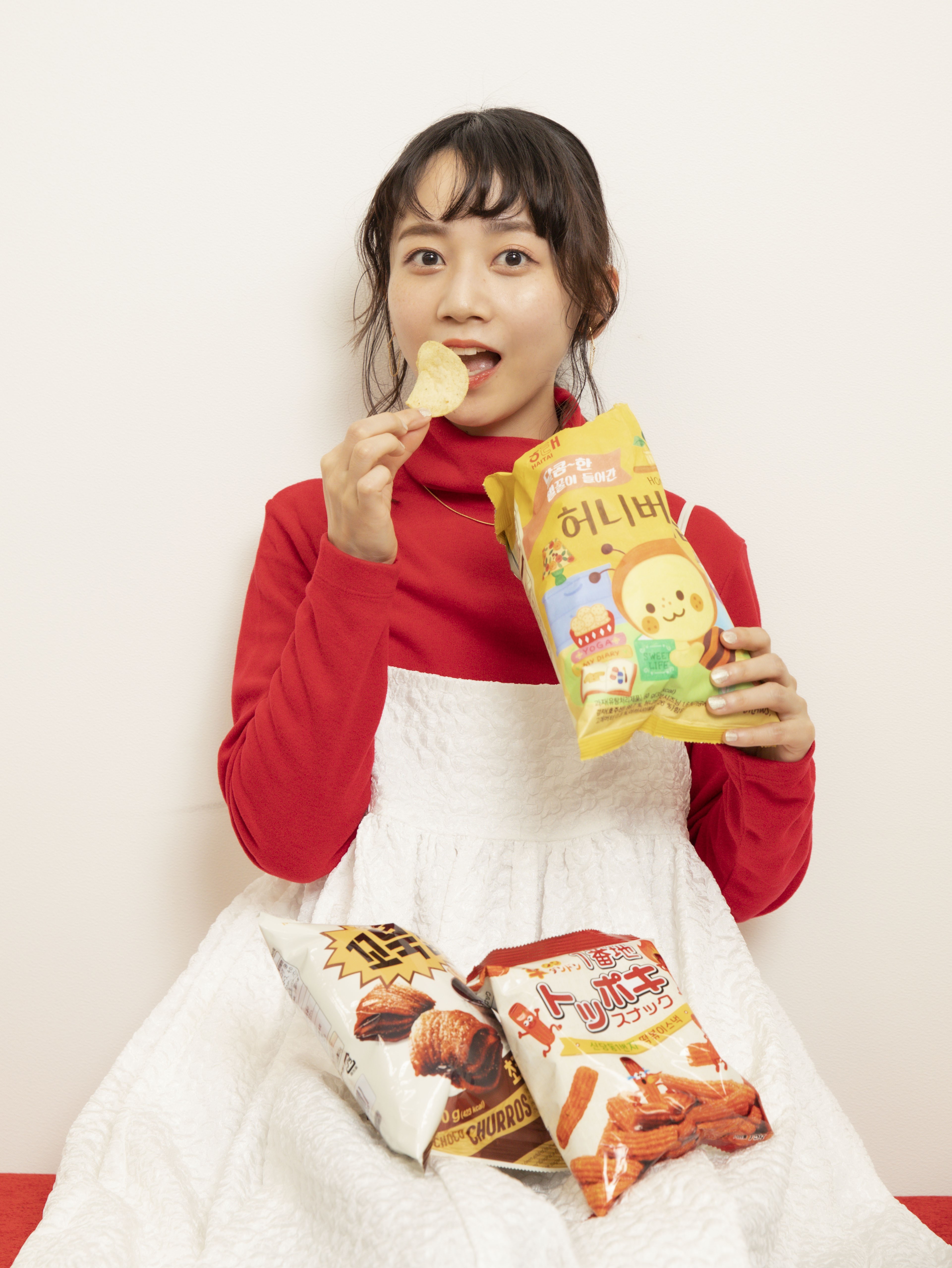 Qoo10 Presents「ドラマ観ながら、なに食べよ？」
三戸 なつめも止まらない！
「めっちゃ美味しい！パクパクいける♪」
韓国映画のお供には、やっぱり韓国のスナック菓子！