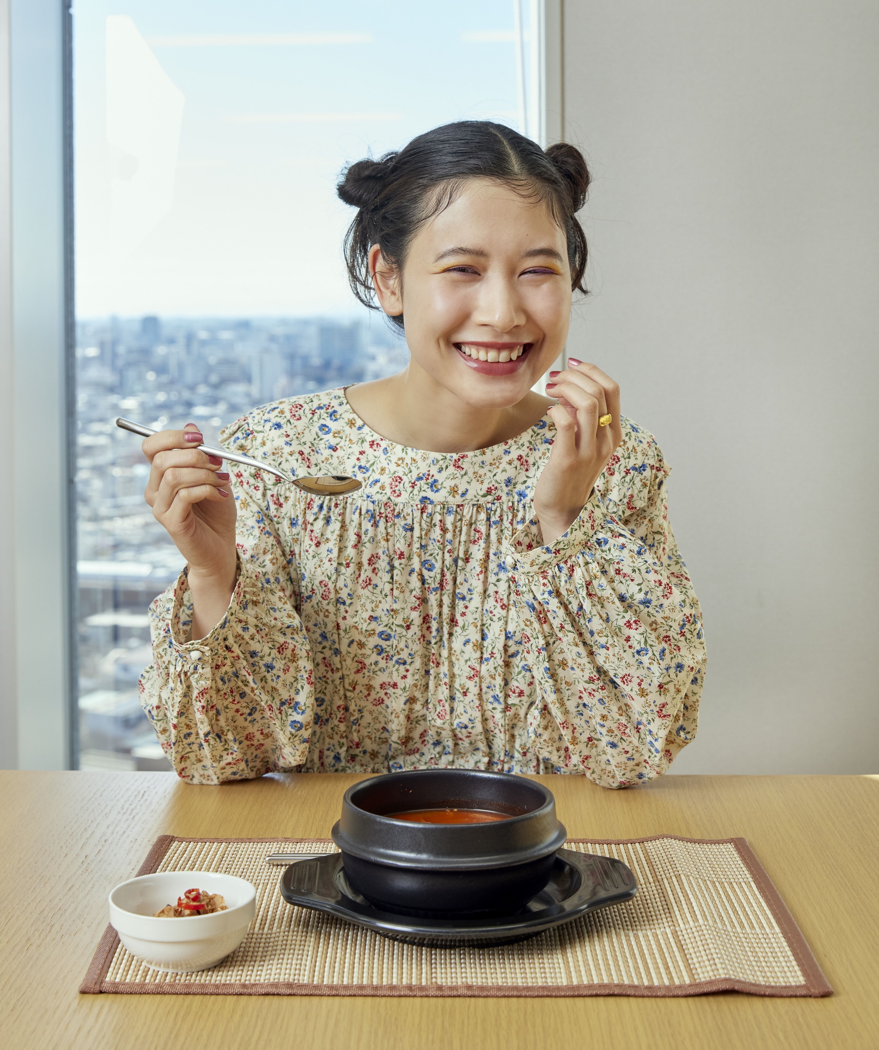 Qoo10 Presents「ドラマ観ながら、なに食べよ？」
前田 エマも大満足！「もうすごい香りが、食欲そそりますよね♪」
意外なアレンジも美味！お腹も心も満たすキムチチゲ