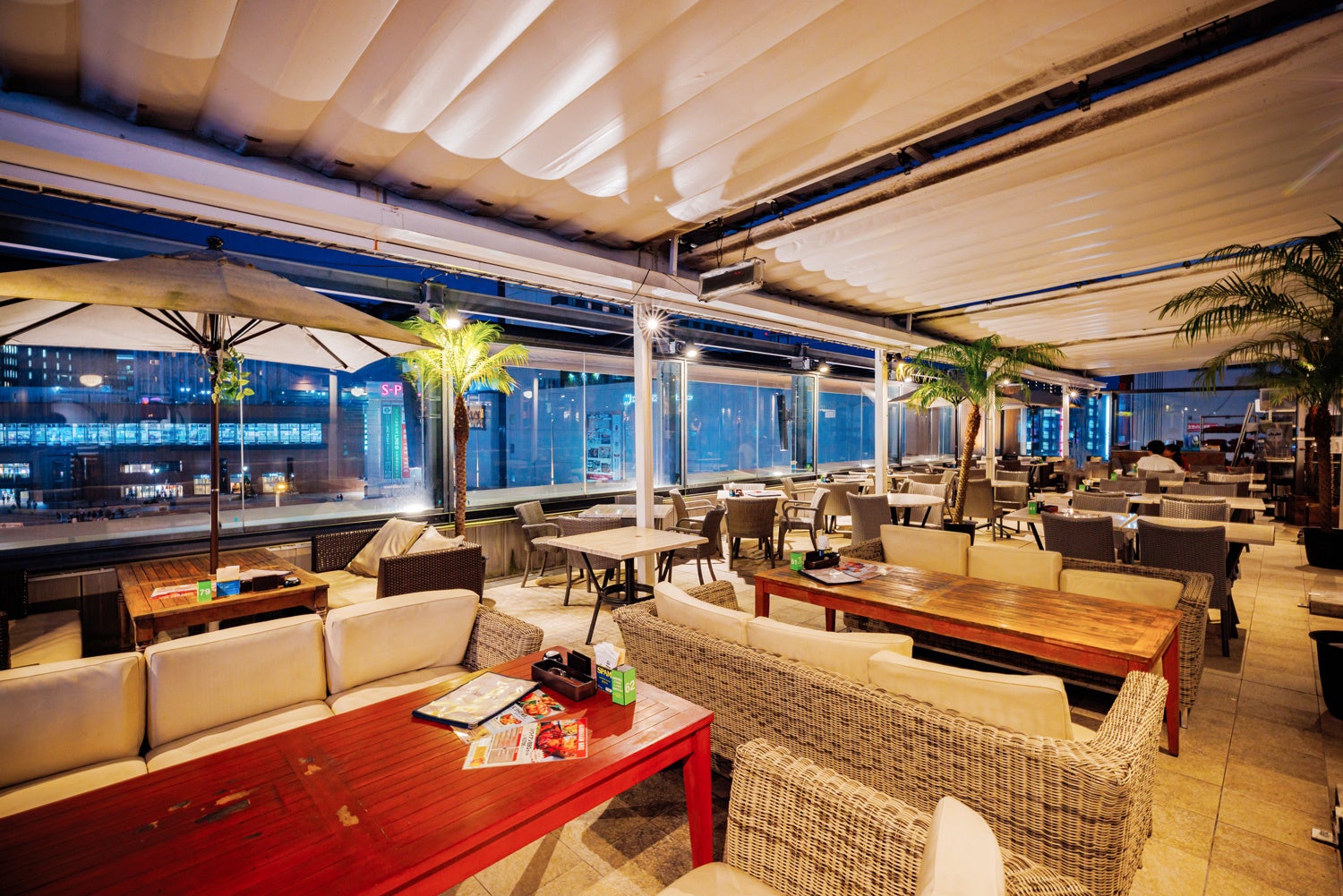 明治記念館【ビアテラス鶺鴒】5月17日(水)OPEN。開放感ある美しい庭園を眺めながら、上質なひと時をお過ごしいただけます