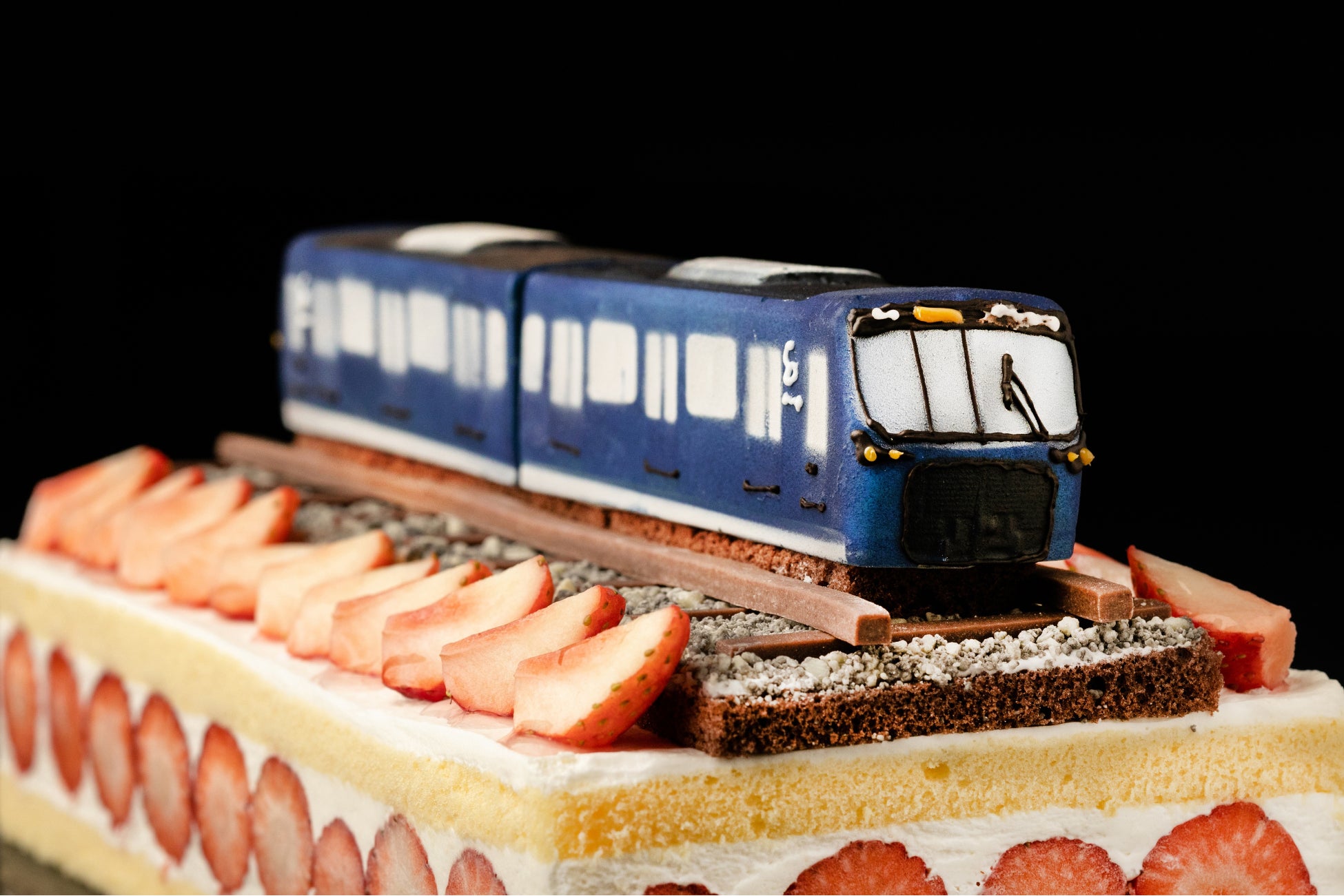 【新横浜プリンスホテル】車両から線路、バラストまですべて食べられる精巧なケーキ！「相鉄21000系」コラボレーショントレインケーキを販売