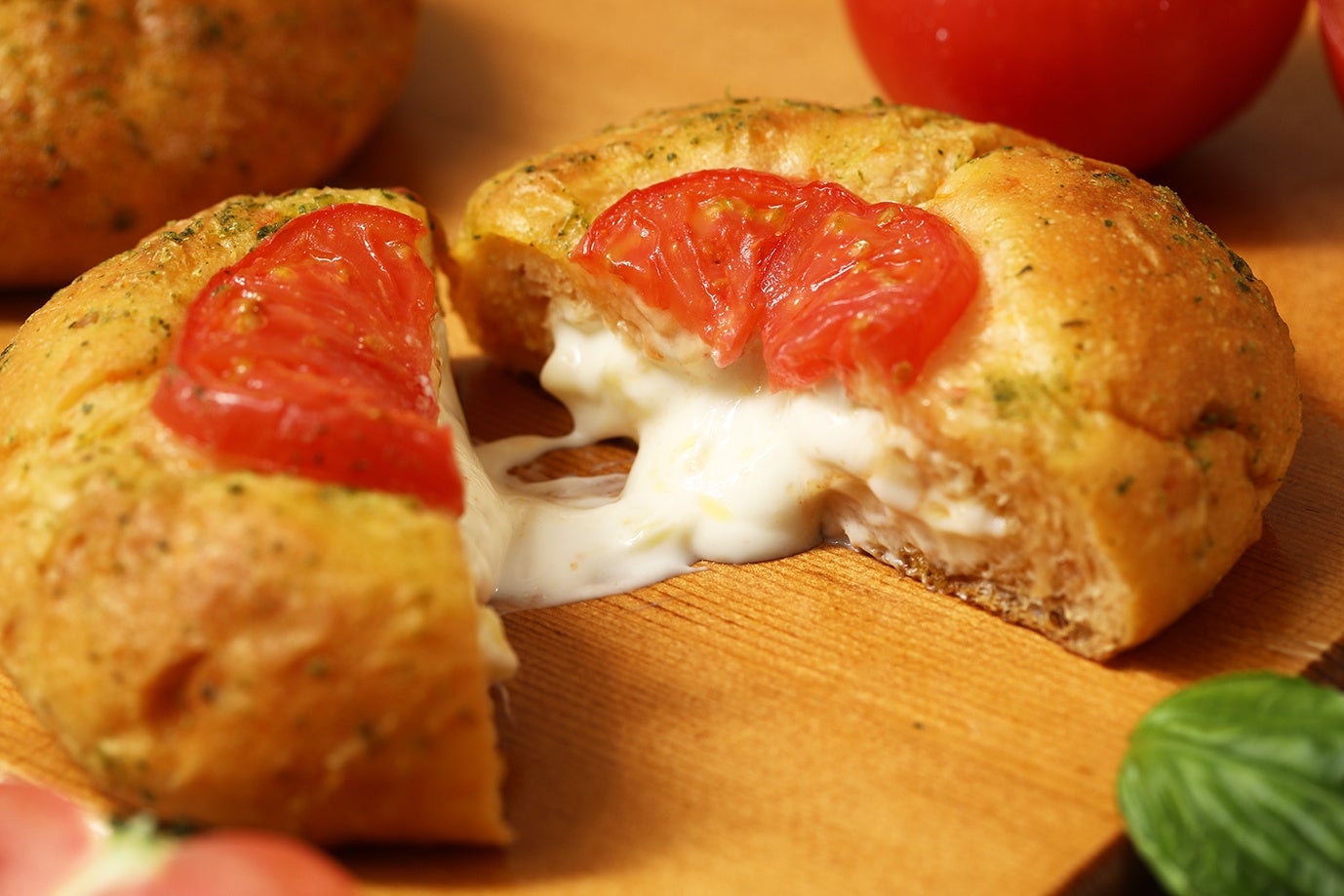 【5種類のチーズを使った人気No. 1の惣菜パンが、イタリアンフレーバーに！】『トマトとバジルのチーズフランス』をはじめとした期間限定パン全4種類が6月1日より新発売