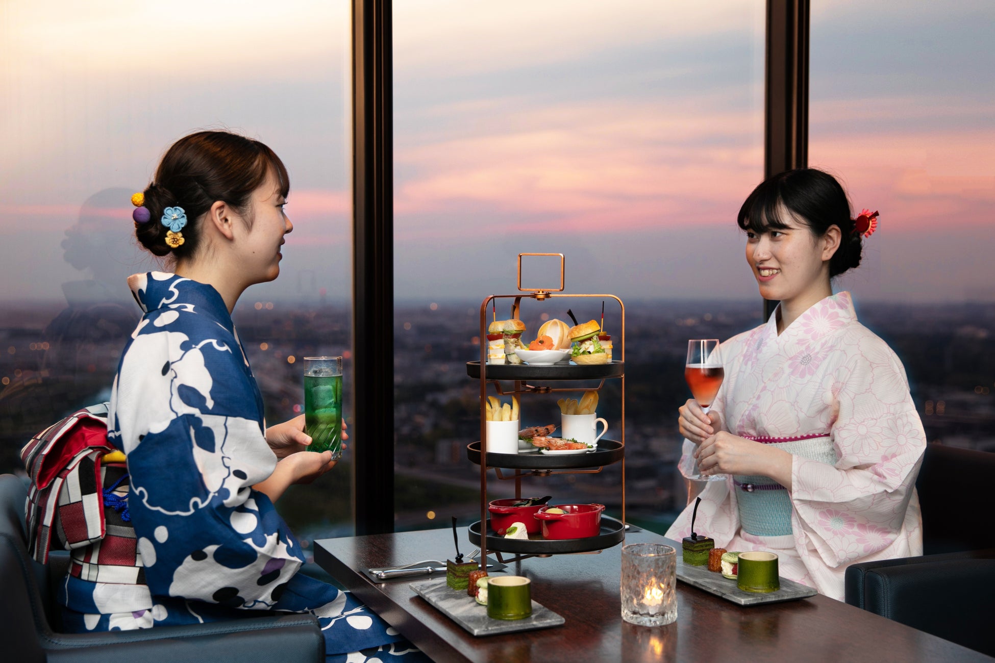【新横浜プリンスホテル】地上約150mから美しく変化するトワイライトタイムの景色を満喫 浴衣を着てカクテルとハイティーを味わう絶景ご褒美時間！
