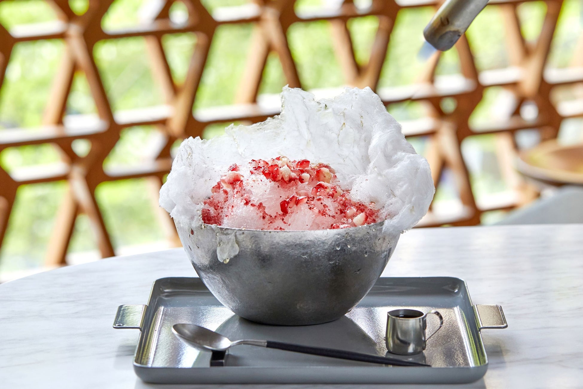 エディブルフラワー研究所の『花のお菓子』新宿マルイ本館B1Fコンセプトショップスに出展。新作の『バラのエクレア』人気の『バラのシュークリーム』も期間限定で販売