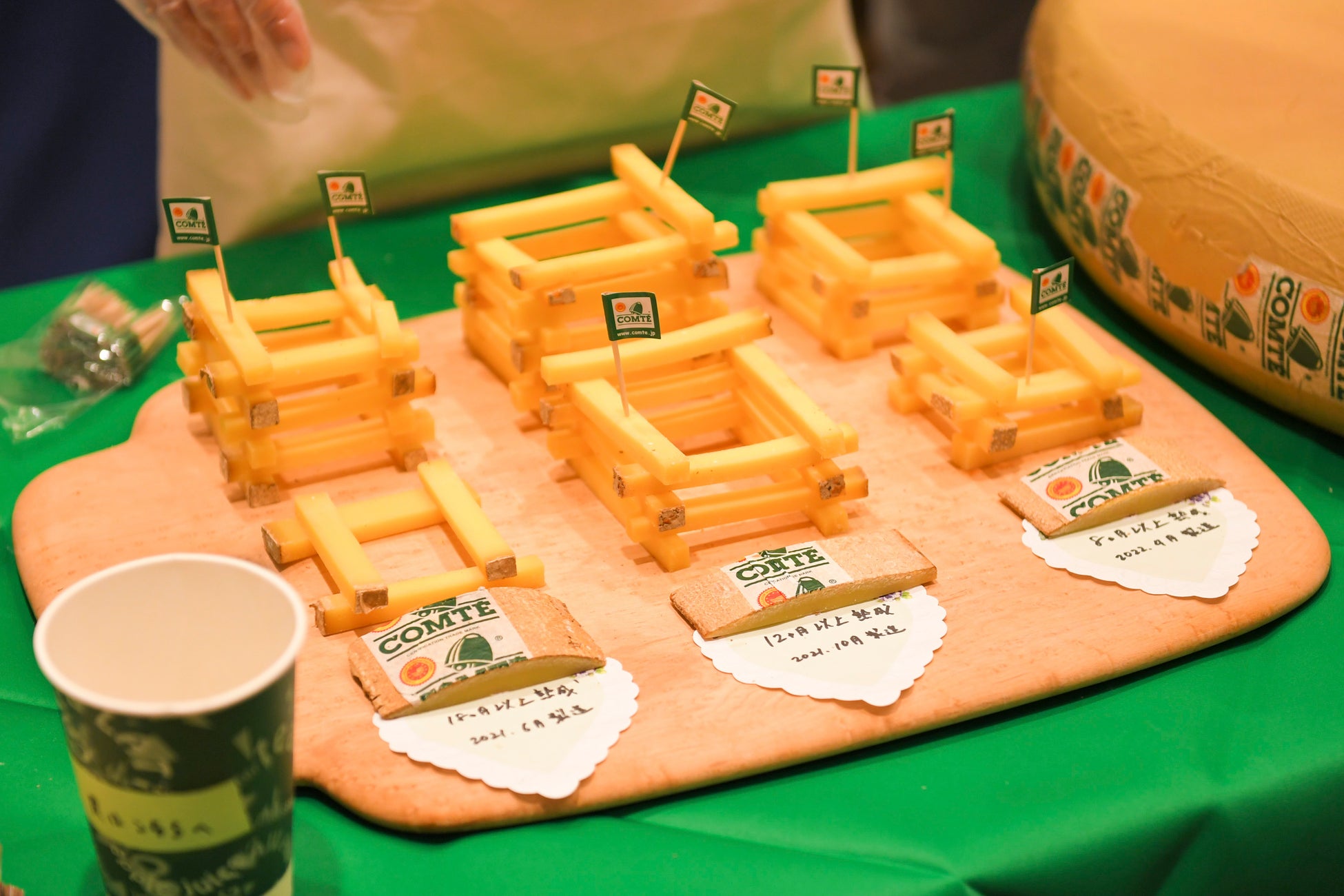 仏観光PRイベントにて、フランスを代表するコンテチーズをアピール