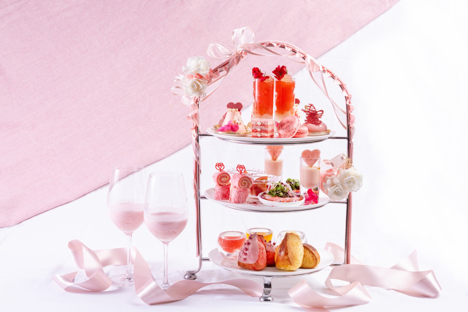 【リーガロイヤルホテル東京】ドレスやジュエリーボックスをイメージしたスイーツなど、ピンクづくしのお茶会を愉しむ「ピンクアフタヌーンティー“Rosé Rihga”」