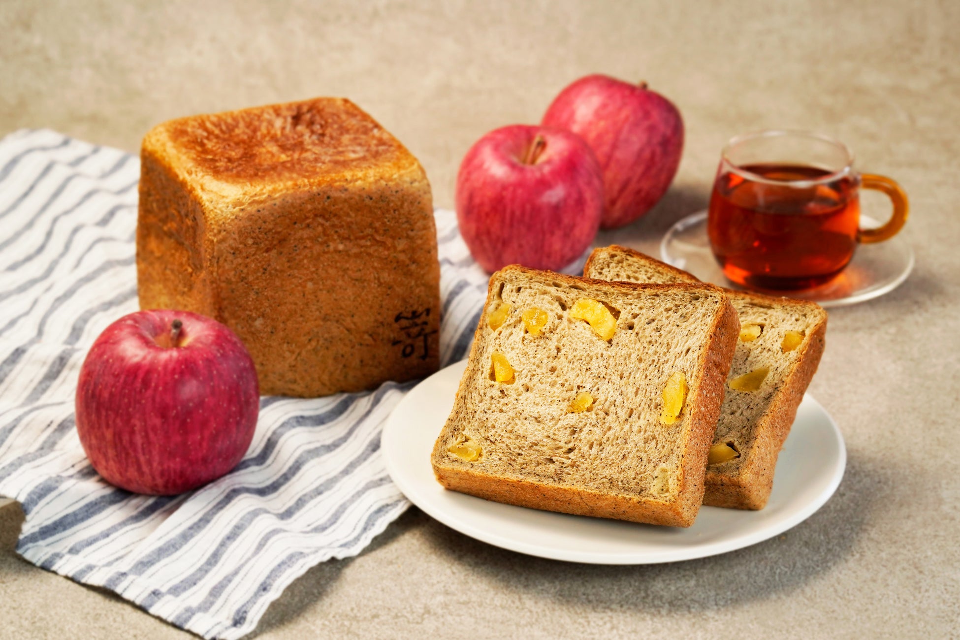 7月1日(土)より『ごろごろりんごの紅茶食パン』が登場！香り高いダージリンとリンゴの絶妙なハーモニーをお楽しみください！