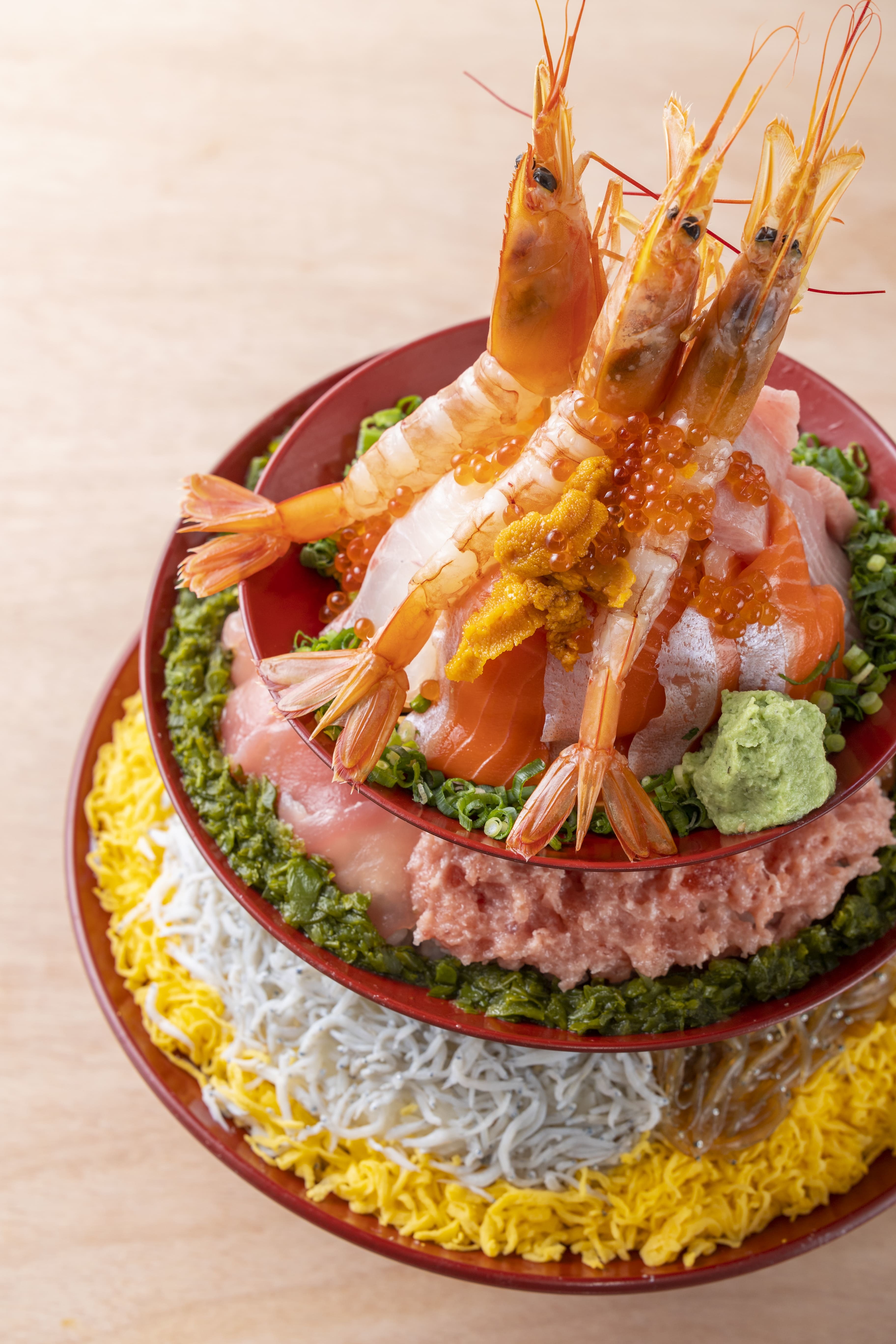 総重量2kg！12種の魚介がのった迫力満点の海鮮丼タワーが
THE OUTLETS SHONAN HIRATSUKA内
「小田原海鮮とと丸食堂」にて7月7日より新発売！