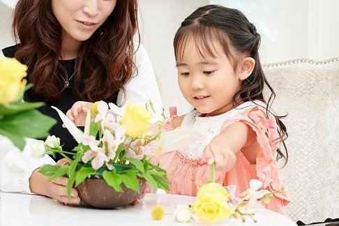 『キッズ フラワーデザイナー体験＆親子アフタヌーンティー』“ロスフラワー”を使用した花に新たな命を吹き込むフラワーアレンジイベントを開催