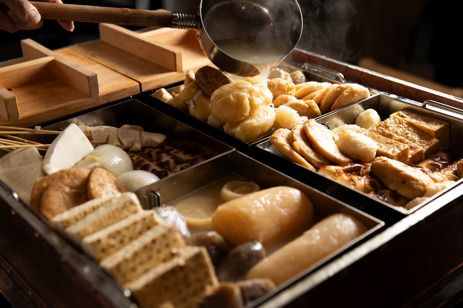 小さなマッドハッター&三月ウサギがお出迎え！アリス気分でお茶会を…「アフタヌーンティー 〜アリスのファンタジーガーデン〜」大阪・梅田のファンタジーレストラン「幻想の国のアリス」で展開