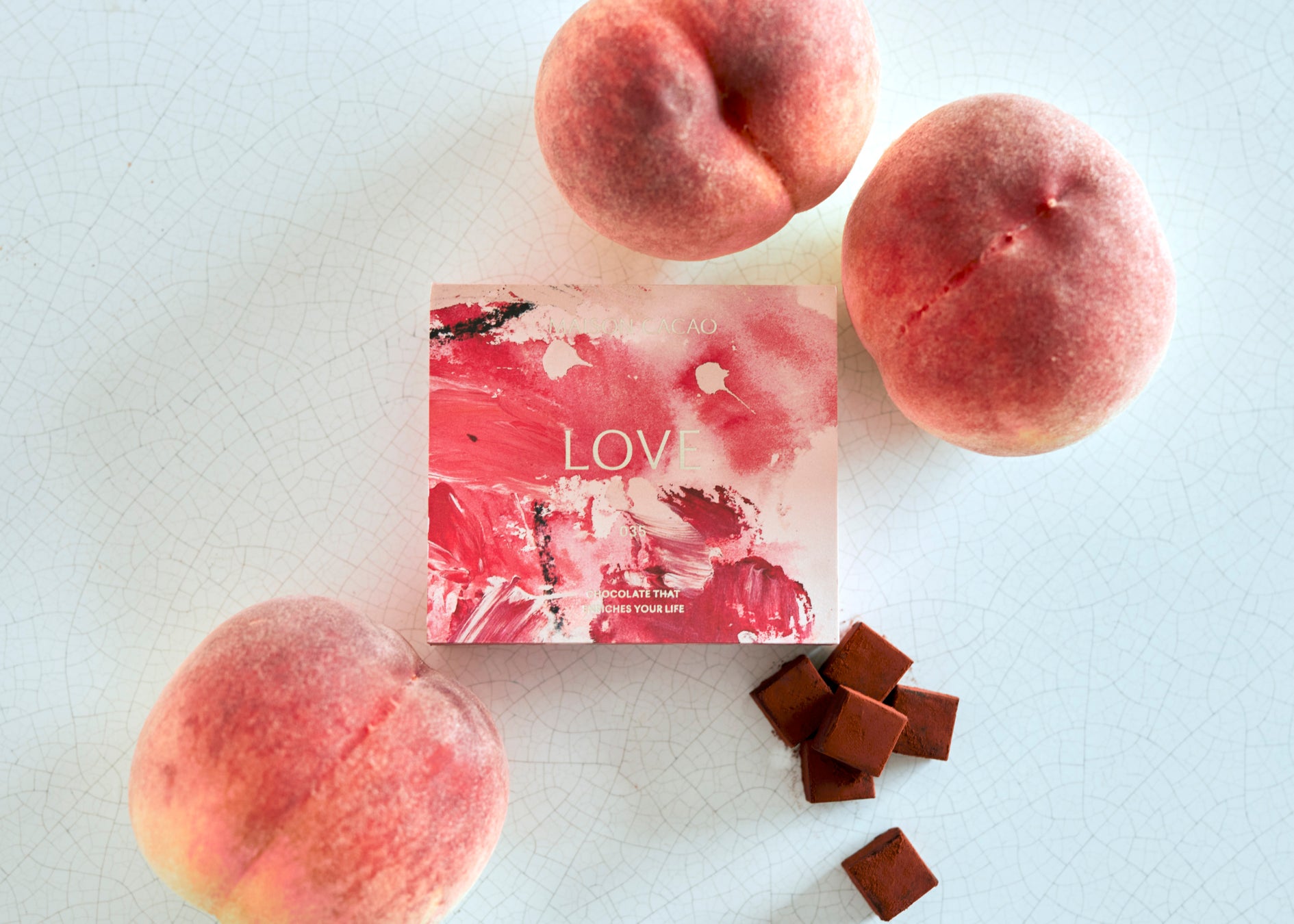 夏チョコに「旅するメゾン」を。旬の味わいを凝縮した、山梨県の瑞々しい白桃を使用したチョコレートスイーツが登場。