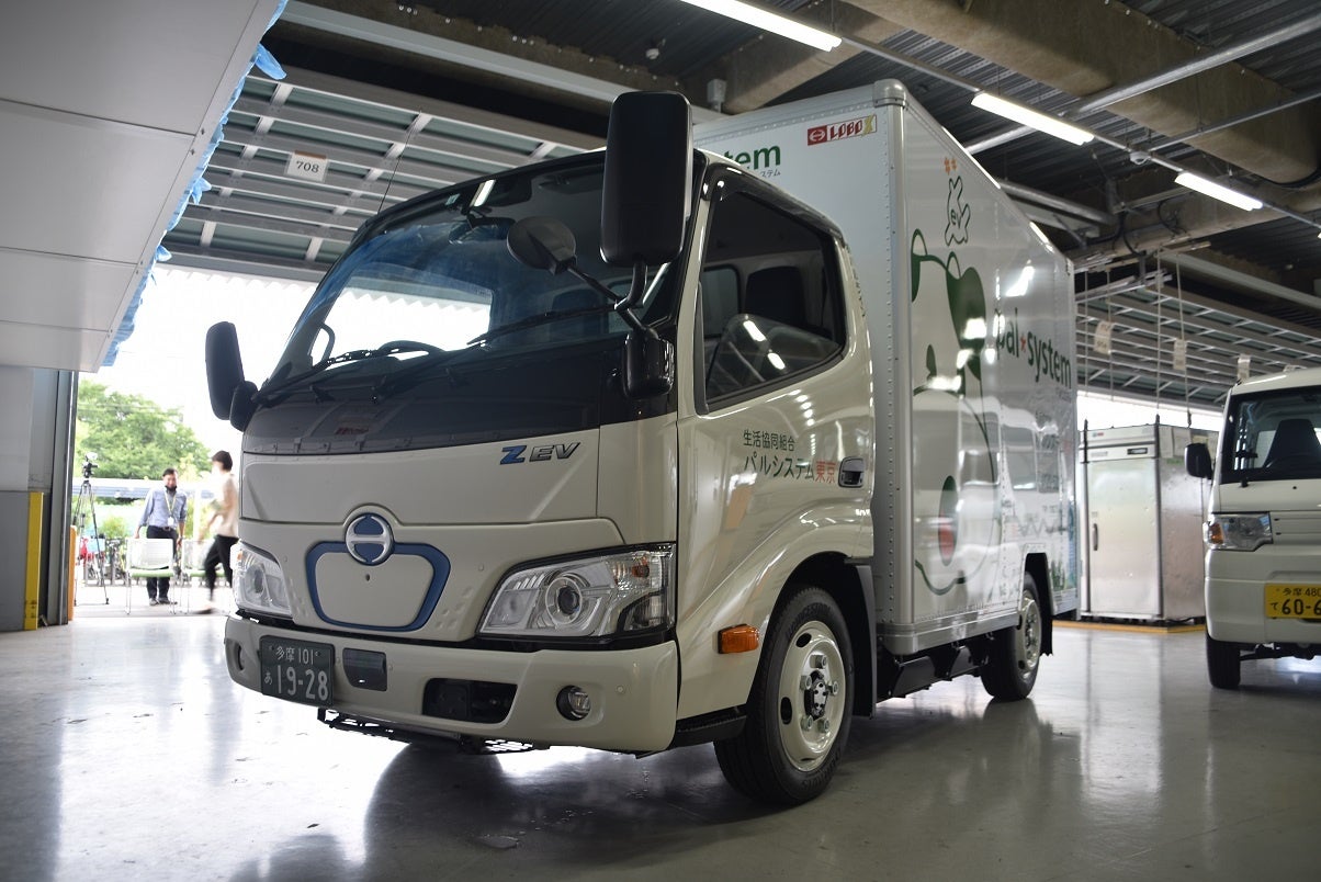 配達でも環境配慮　パルシステム東京昭島センターでEVトラック出発式