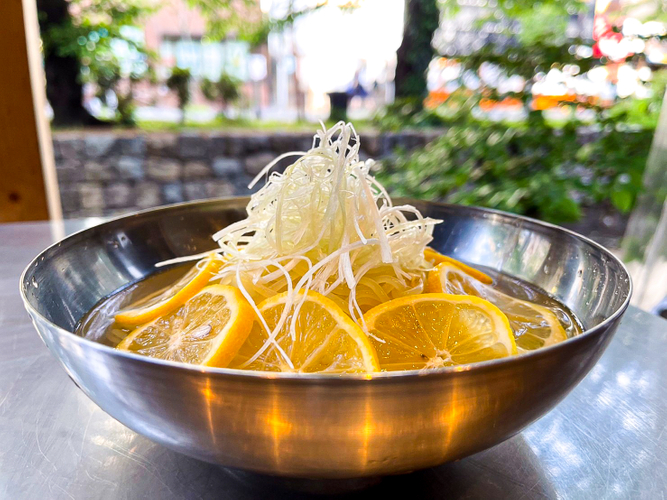 【夏に食べたい】京都焼肉「西木屋町 肉しん」が麺処むらじ監修の「レモン冷麺」をご提供中