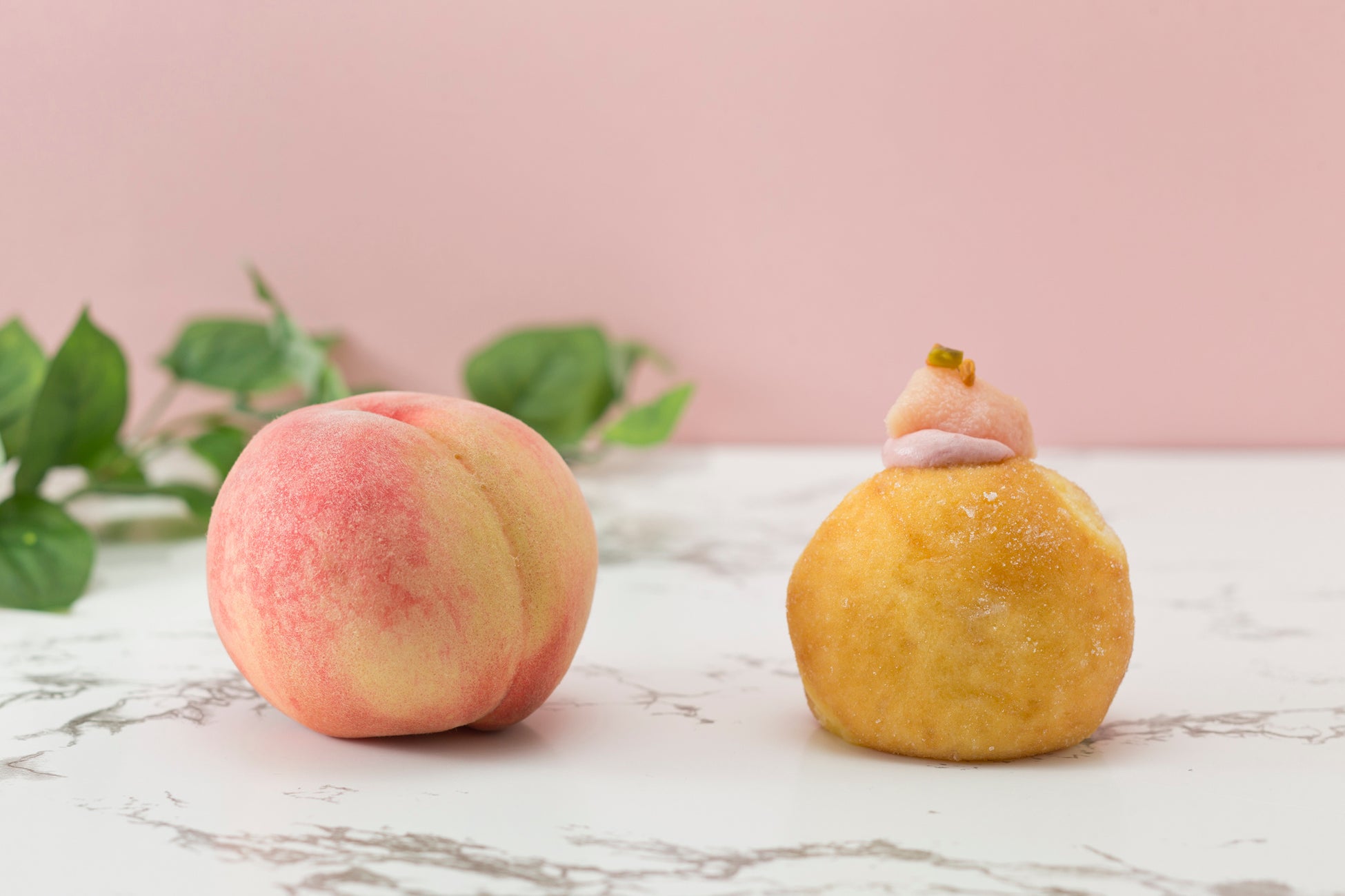 ふわじゅわ食感の生ドーナツ専門店『PIECE OF BAKE』から夏季限定「桃」「マンゴー」の生ドーナツが発売！