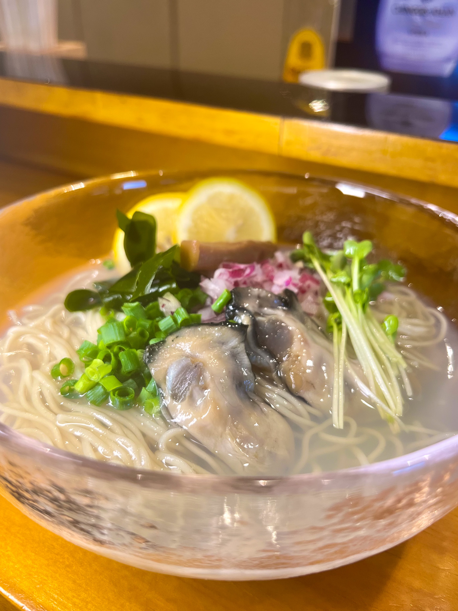 牡蠣の栄養で猛暑を乗り切る！
横浜「Oyster Lab」が夏の冷たい新作
「牡蠣塩冷やしラーメン」を8月限定で提供開始！