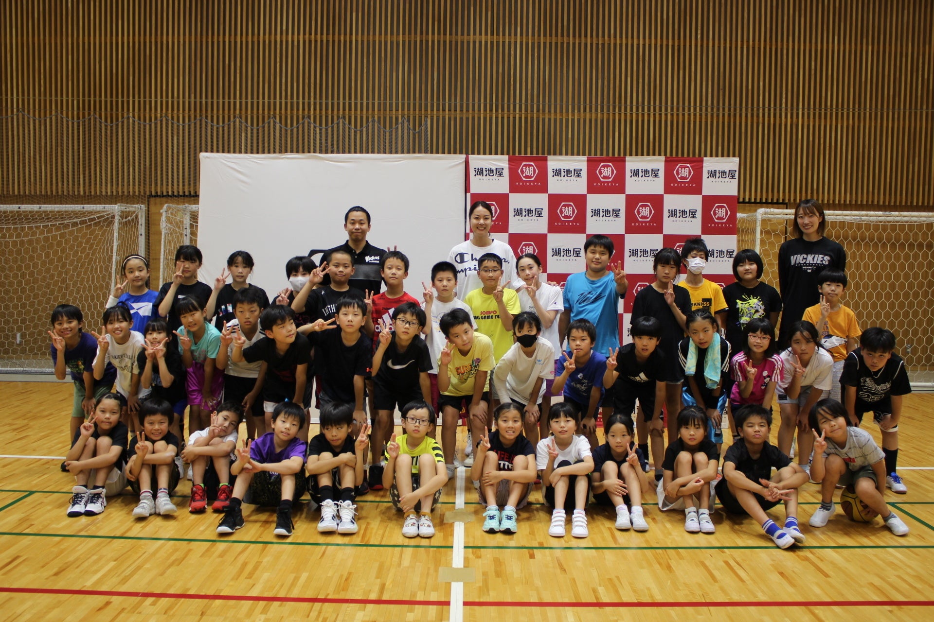 湖池屋（本社：東京都板橋区）の地域貢献活動元バスケットボール女子日本代表中川聴乃さんによるバスケットボール教室を実施