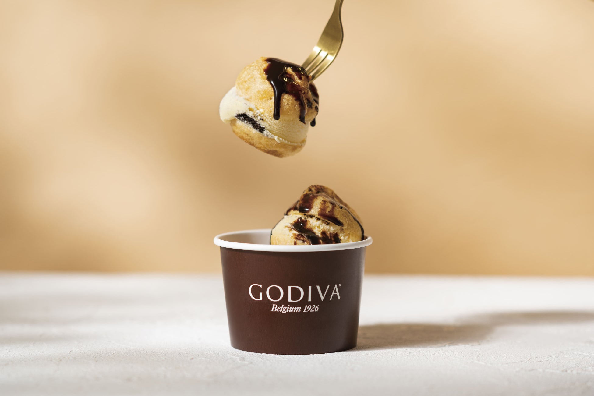 シューアイスにゴディバのチョコレートソースをかけて楽しむ、夏の新メニュー　ゴディバカフェ「プロフィットロール」新発売