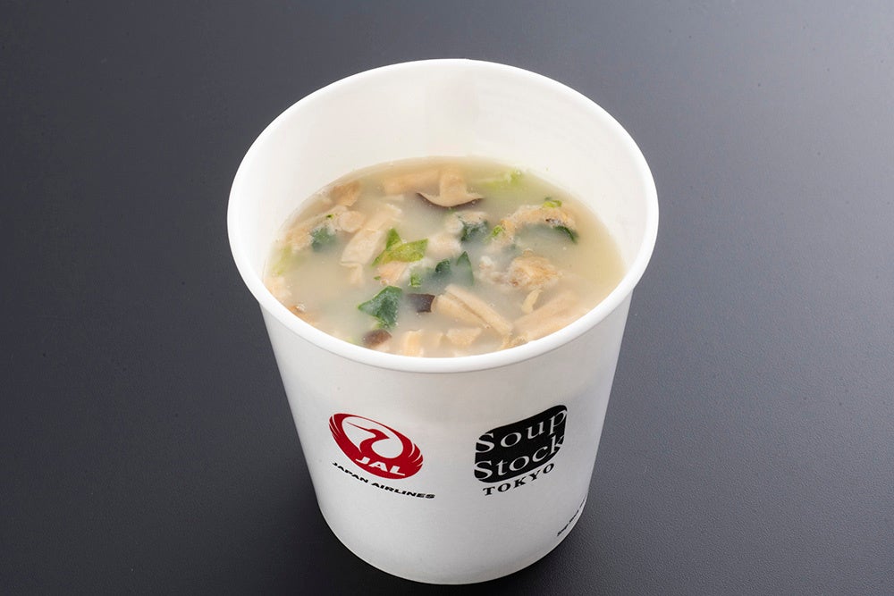 2023年8月1日（火）より、JAL国際線16路線のビジネスクラスにて、限定商品「5種のきのことほうれん草のクリーミースープ」が登場。