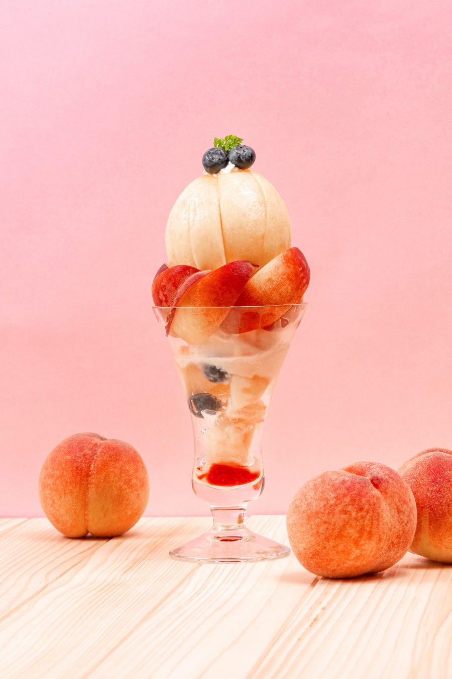 旬の桃を２玉贅沢に使った“桃が主役”のボリューム満点パフェ　販売１か月で2500食突破！シリーズ商品で１番人気に