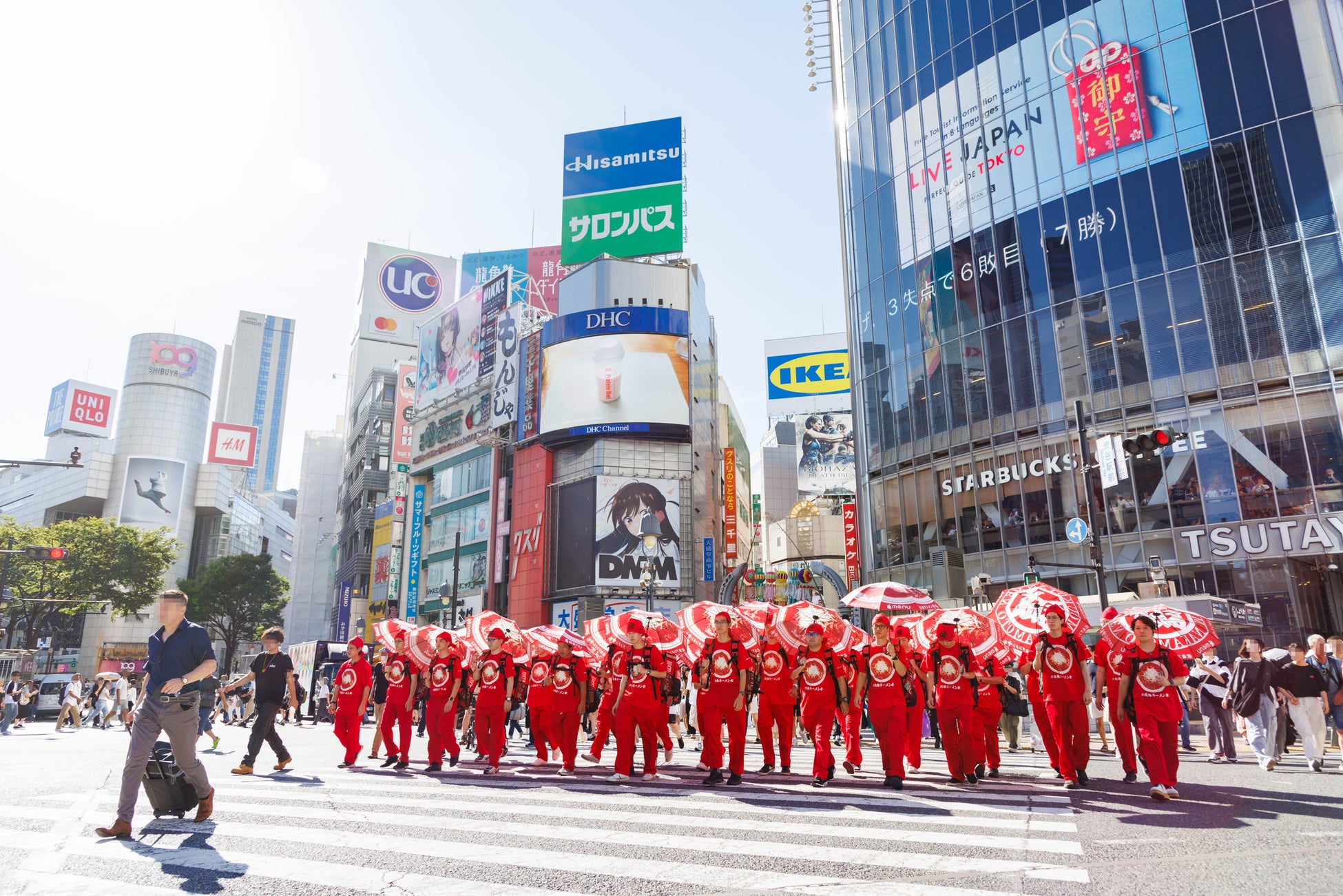 真夏の渋谷を“辛うまラーメン”が練り歩く！“蒙古タンメン中本傘”を差した中本軍団が、ゲリラプロモーションを敢行！