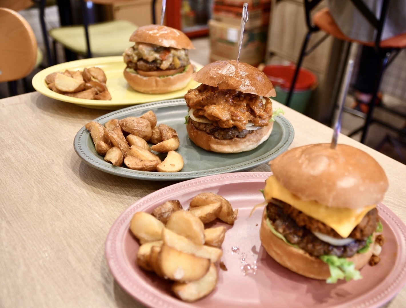 暑い季節こそ辛いバーガーが美味しい！
台東区のクラフトバーガー店が真夏のカレーフェア開催