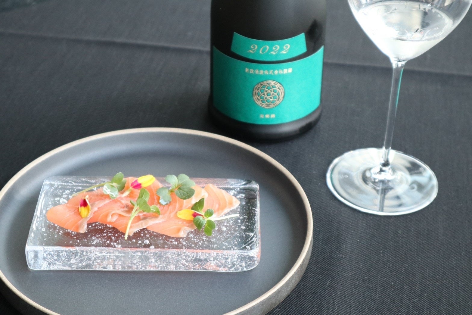 【フロプレステージュ】＼ハーフ＆ハーフでW美味しい！／直径約20cmの「チーズ＆キャラメルプリンタルト」が税込1,080円！