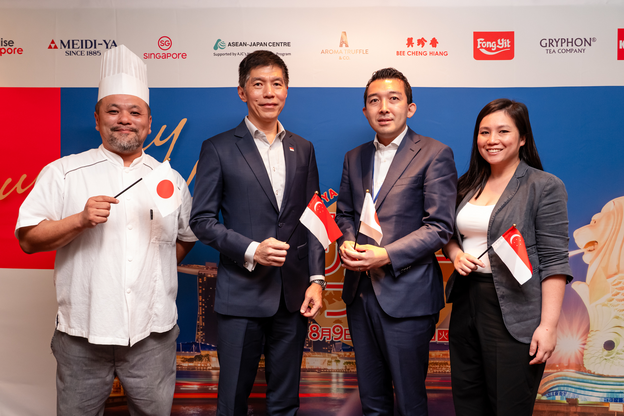 シンガポール大使が
「シンガポールと日本の食文化の架け橋になるフェア」と期待！
広尾と恵比寿の明治屋ストアーにて「シンガポールフェア」を
8月9日(水)から1週間の期間で開催！