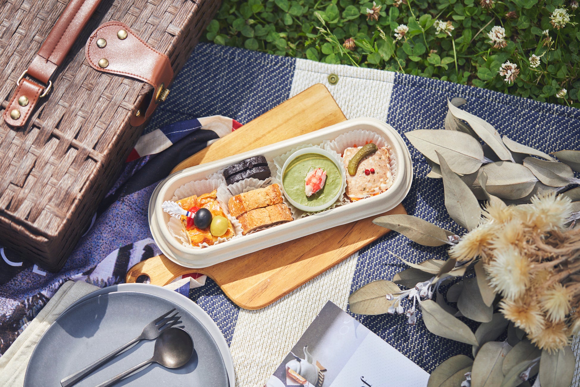 パリの公園やセーヌ川沿いでのピクニックをイメージしたオリジナルBENTO「パリごはん」8月10日（木）より販売スタート！