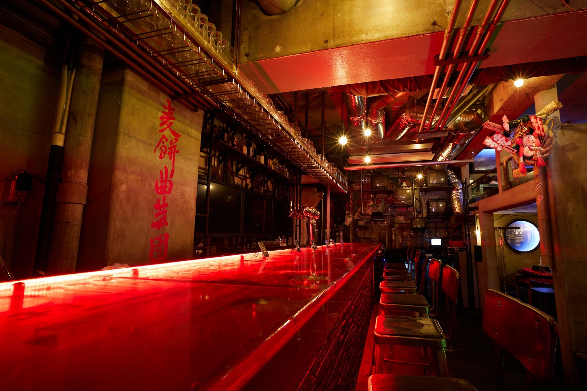 ネオンきらめくサイバーパンク空間が新宿に出現！“未来の食事”をテーマにしたCyberpunk Restaurant&BAR『NEO新宿アツシ』