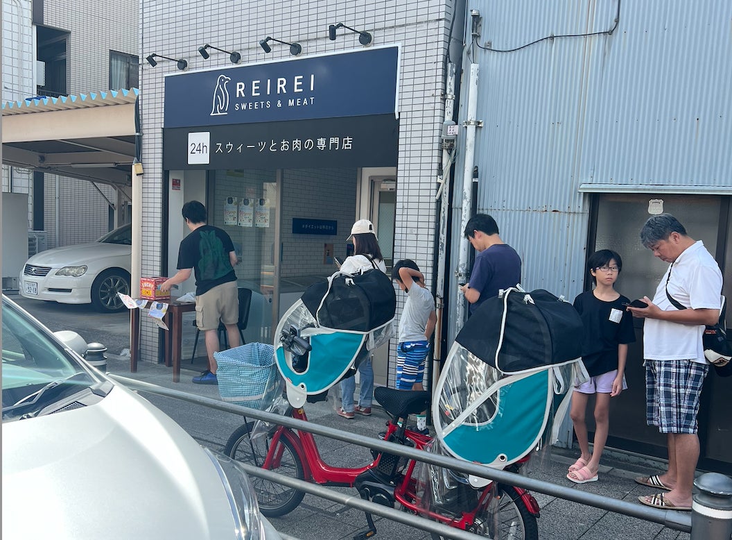 大行列で入店待続出！24時間スウィーツとお肉の無人販売店『REIREI』がオープン！