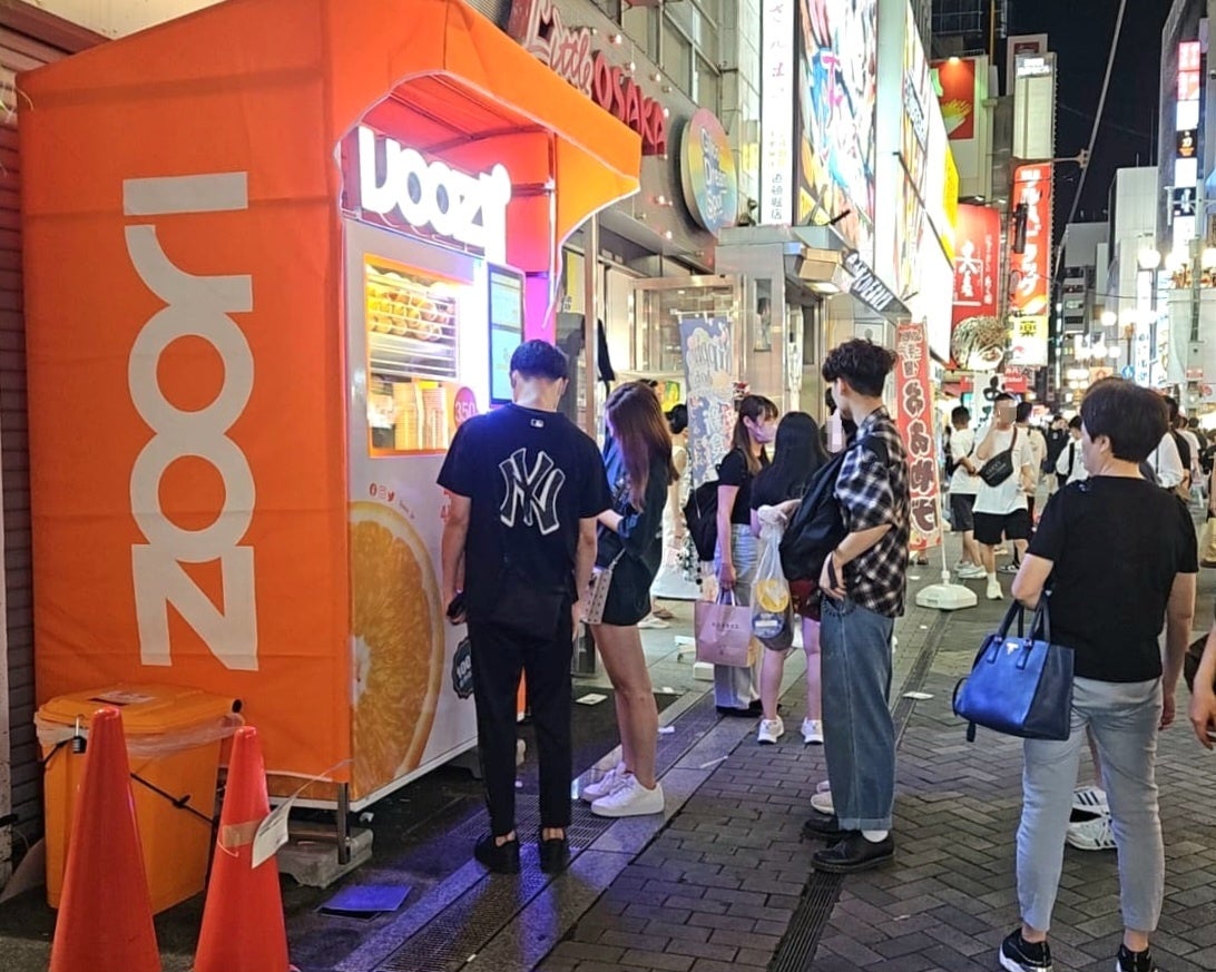 大阪・道頓堀の中座くいだおれビルに設置の生搾りオレンジジュース自動販売機　初日の販売数がIJOOZ過去最高に