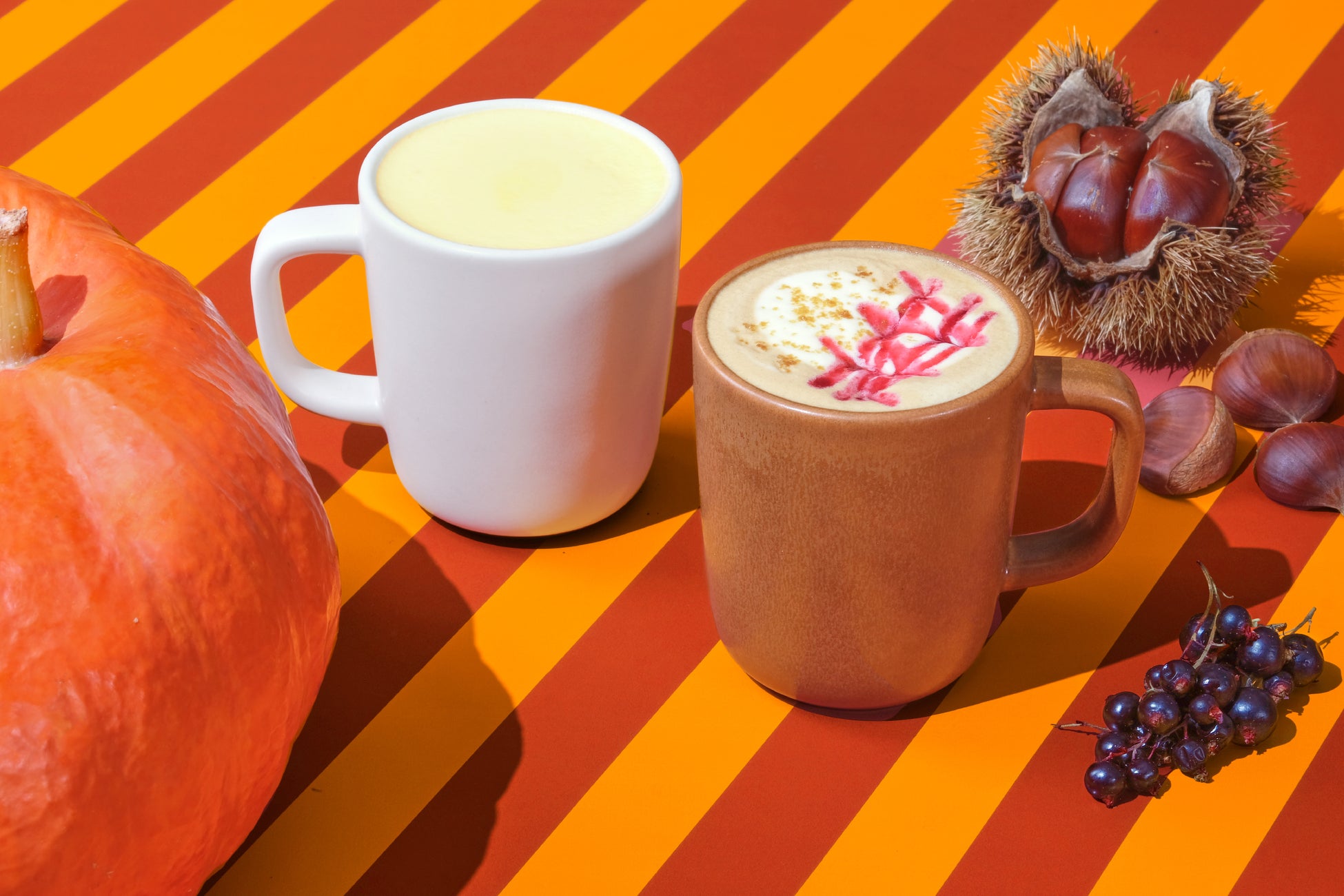 秋の味覚を、色合いとともに味わえるシーズナルドリンク「かぼちゃと栗のラテ/栗かぼちゃミルク」9月26日 発売