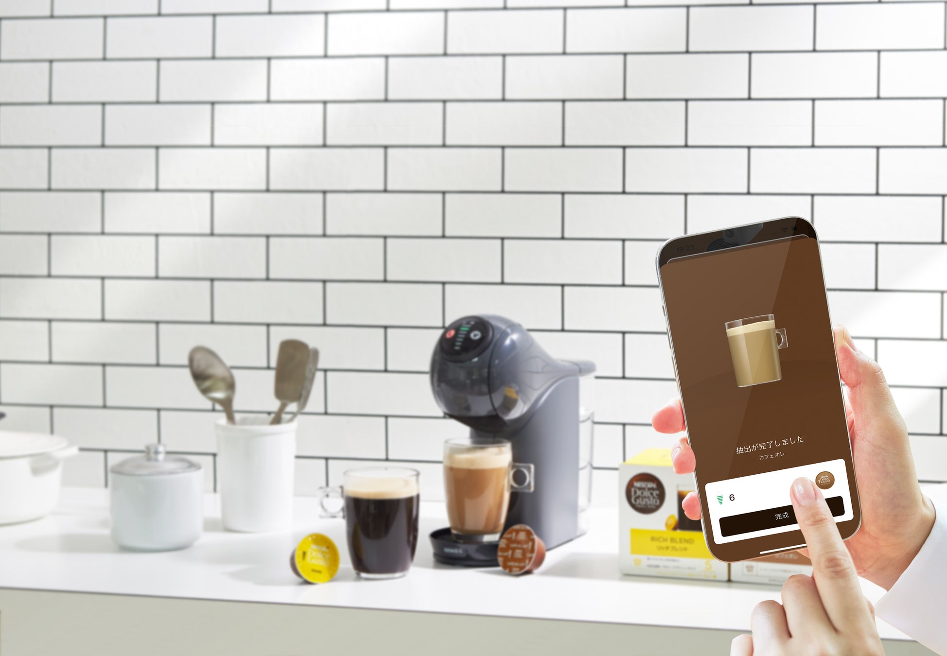 新たに提供を開始する「ネスカフェ ドルチェ グスト アプリ」対応でおうちカフェをスマートに楽しめるコーヒーメーカー「ネスカフェ ドルチェ グスト GENIO S BASIC」新発売