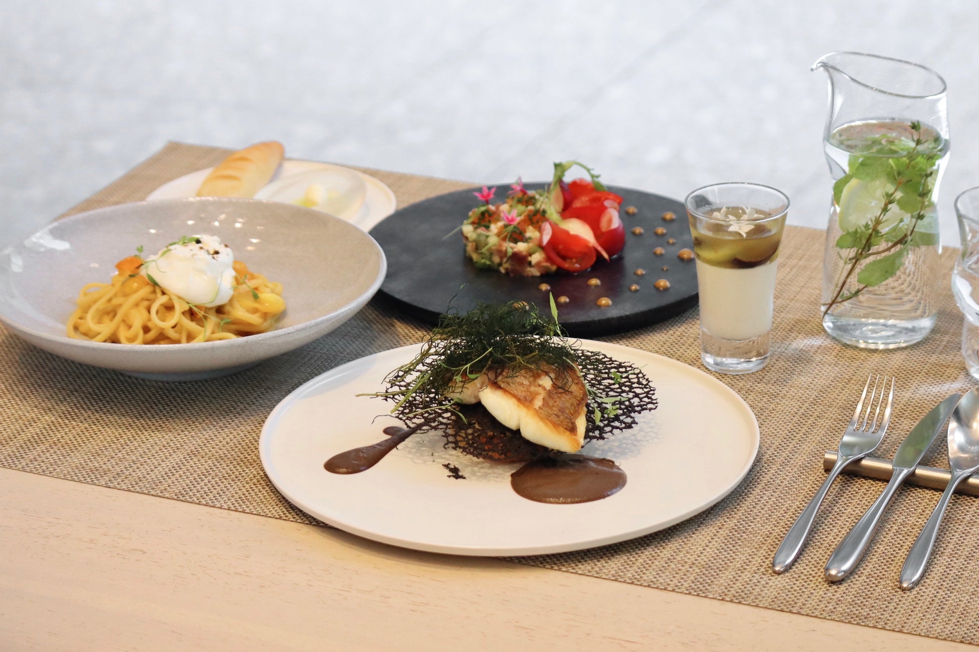 コンラッド東京、各レストランにて冬の味覚を楽しむ期間限定メニューを提供