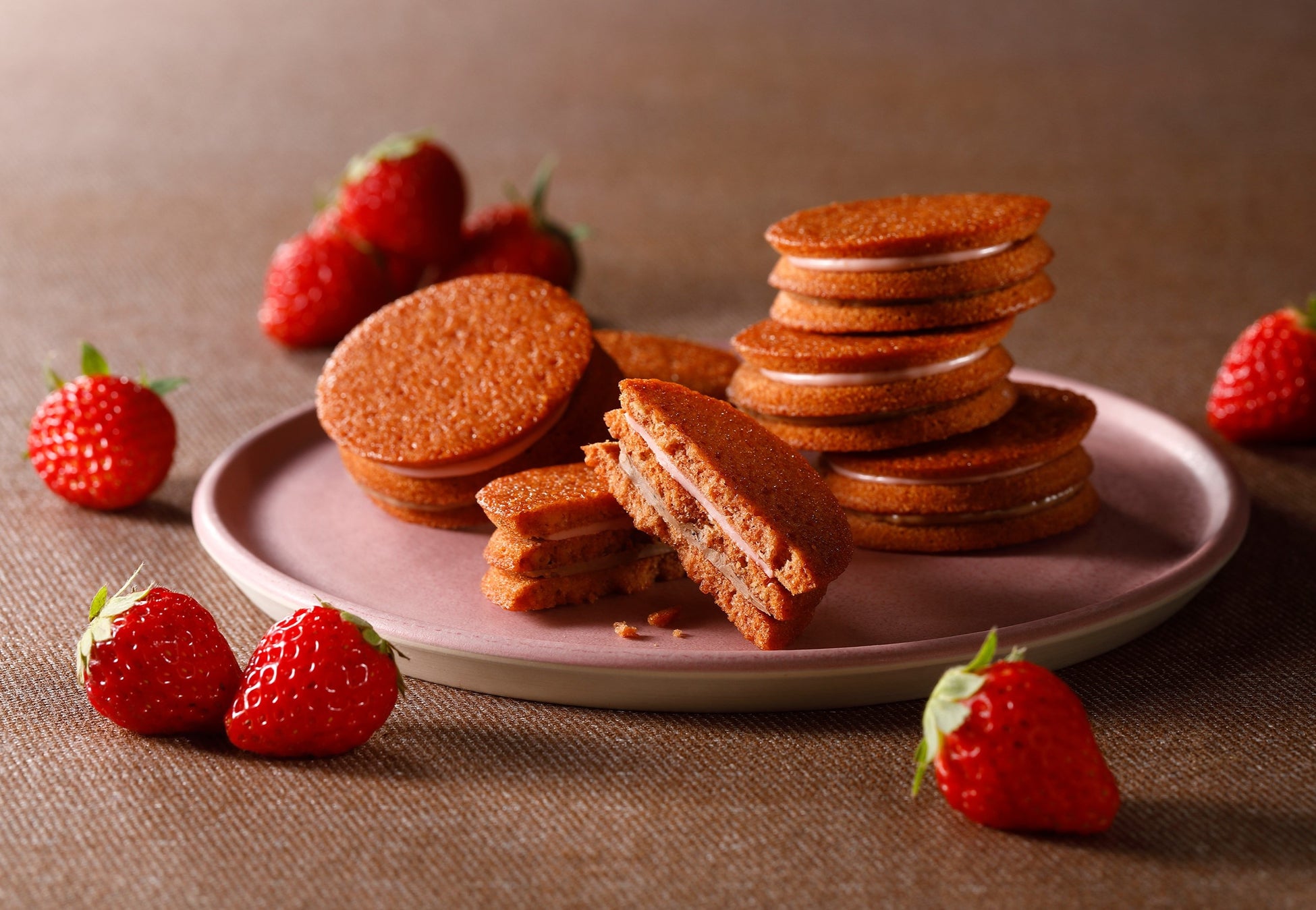 イチゴのあまい香りがふわっと鼻先をくすぐる「キャラメルチョコレートクッキー イチゴ」今年もデザインを刷新し、リニューアル発売！
