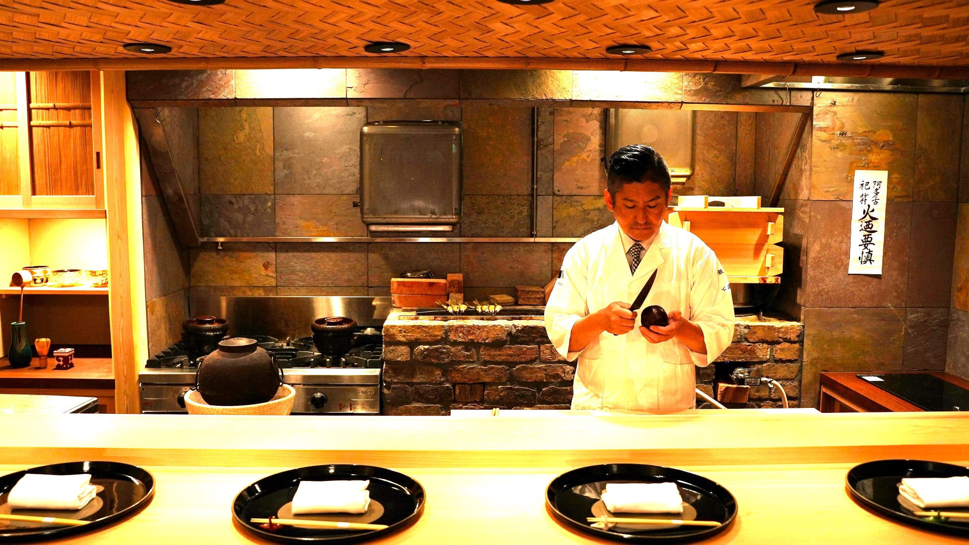 築100周年を迎えた赤レンガ倉庫で過ごすクリスマス。ランチもディナーも楽しめる！肉フレンチ【LA VIE 1923】ならではの黒毛和牛クリスマス限定コースのご予約を開始。