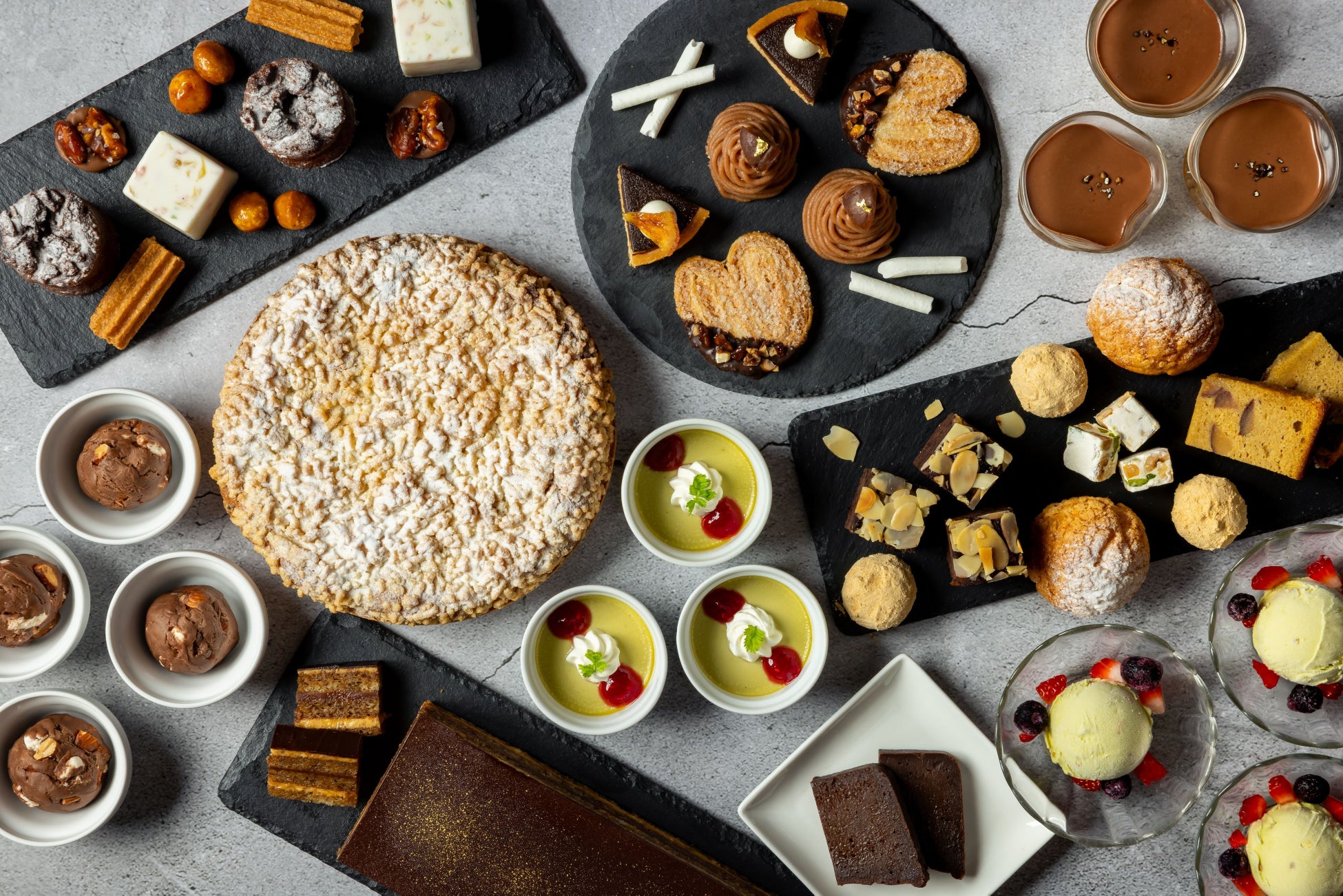 【大阪マリオット都ホテル】「本ずわい蟹のボイル」やいくら盛り放題の「丼」が登場！10周年記念企画“スーパーシーフード”を開催