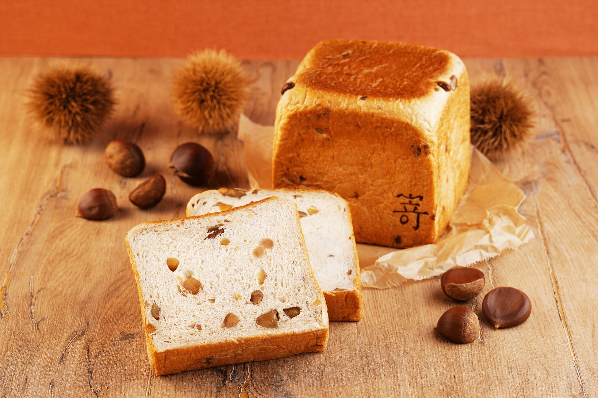 食パンの半分が栗で出来た、どこを食べてもマロン！なスイーツ食パン11月1日(水)より「マロンマロン食パン」が登場します。
